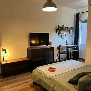 stylish-apartment-3-km-away-from-duomo-netflix-wi-fi.it-lombardy.com/